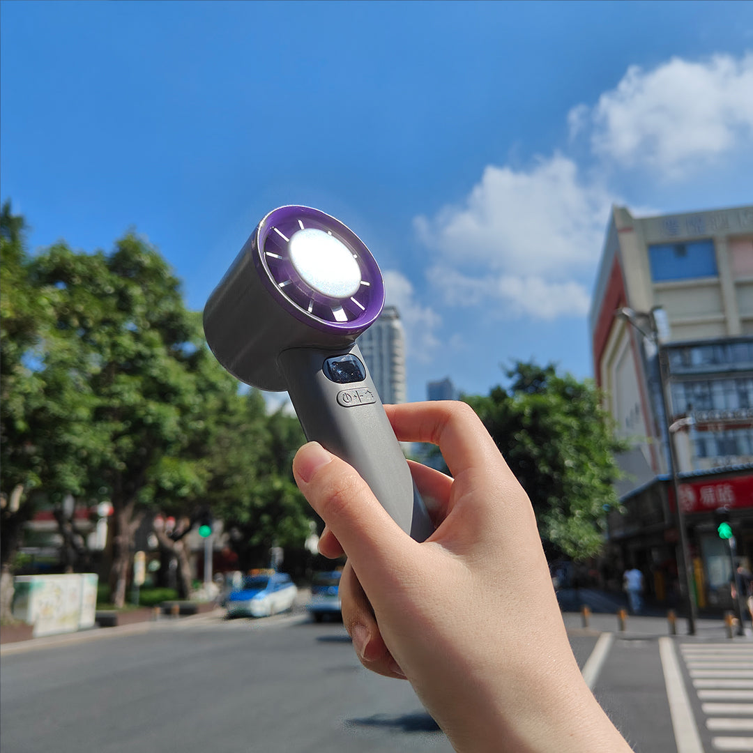 Jabees FrostOne turbo fan – person using fan at outdoor event